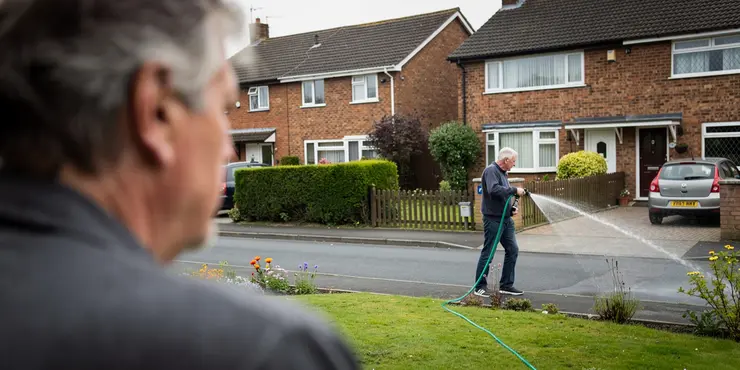 Can I report a neighbor for using a hosepipe during a ban?