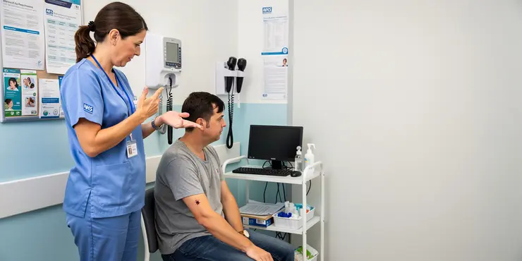 Do spiders in the UK carry diseases?