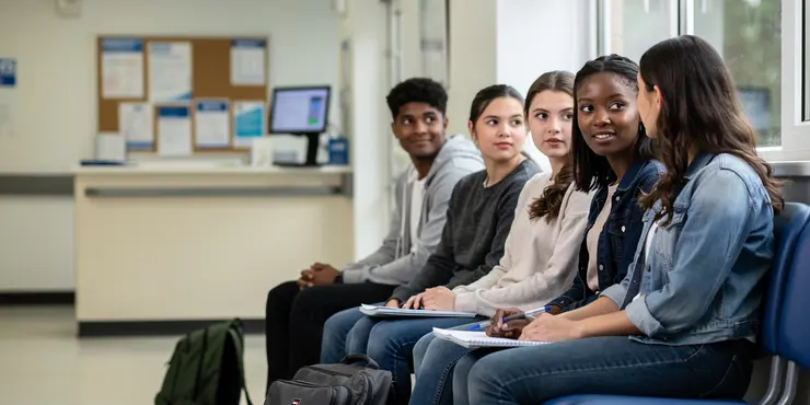 What is the deadline for students to apply for the £500 payment?